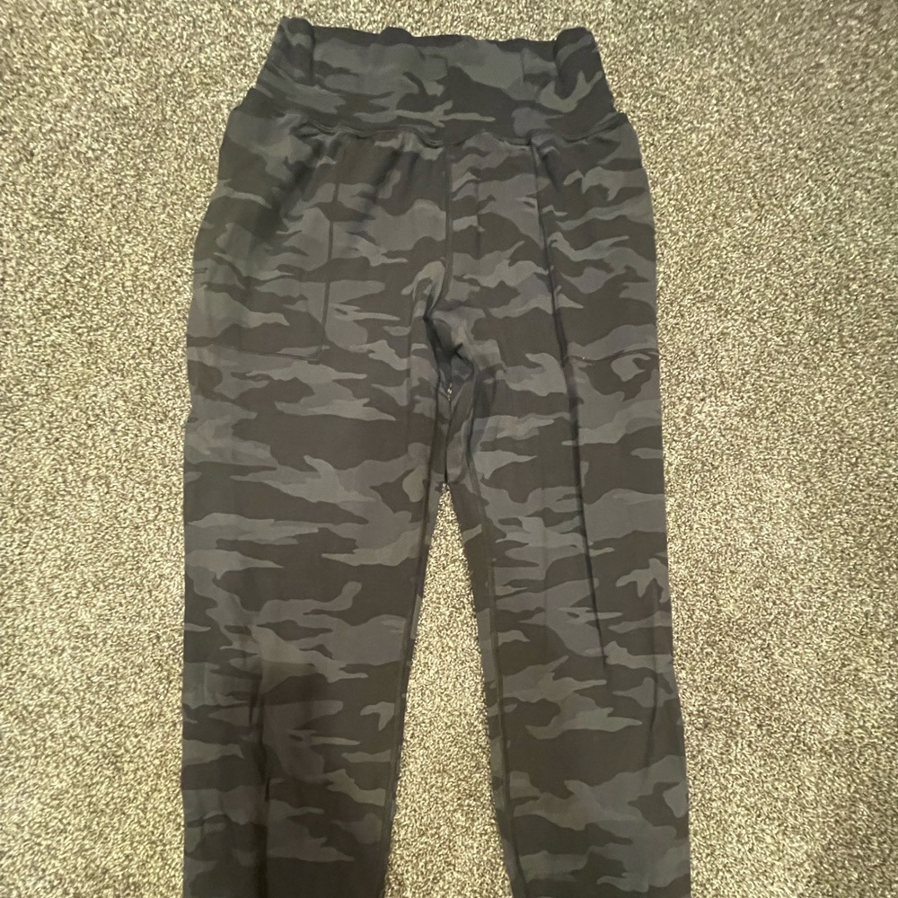 athleta camo salutation jogger